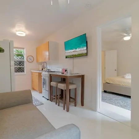 Quiet West Palm Beach Guest Cottage Near The Beach!
